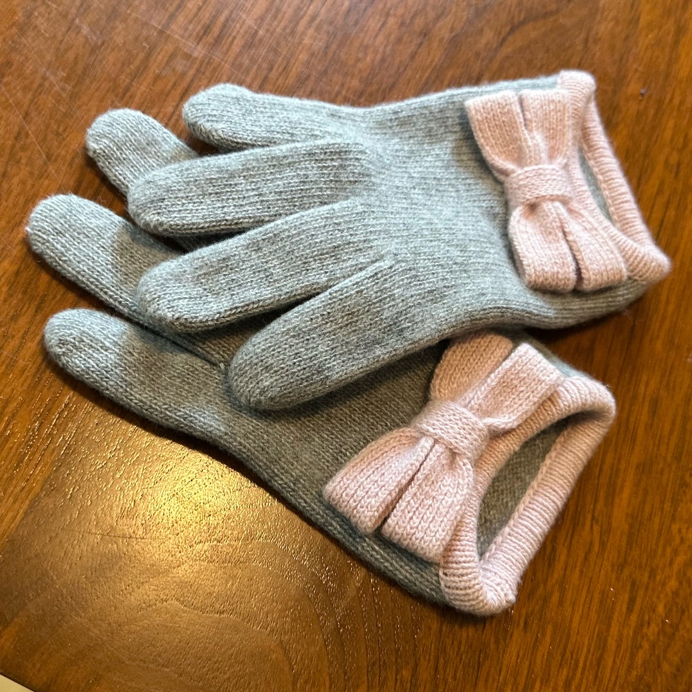 Portolano Cashmere Gloves, Gray with Pink Bow